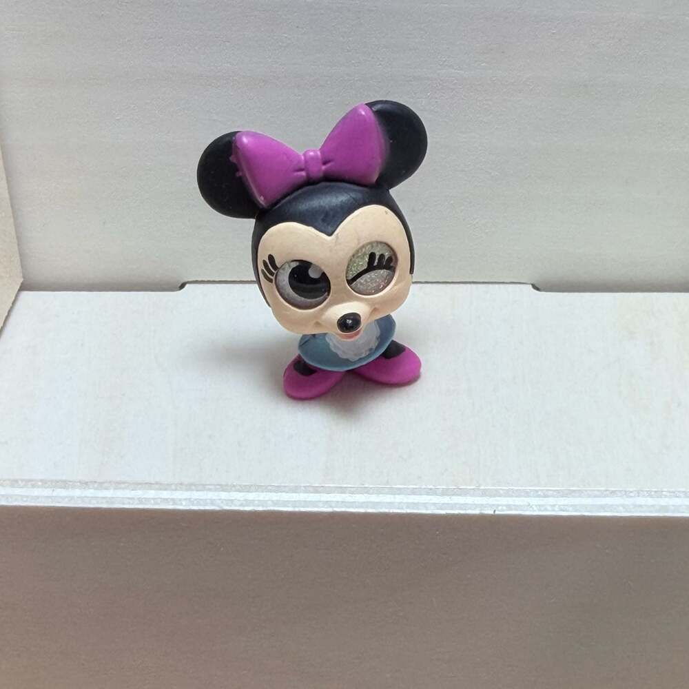 Just Play Disney Doorables Series 9 Minnie Mouse 90's Figure